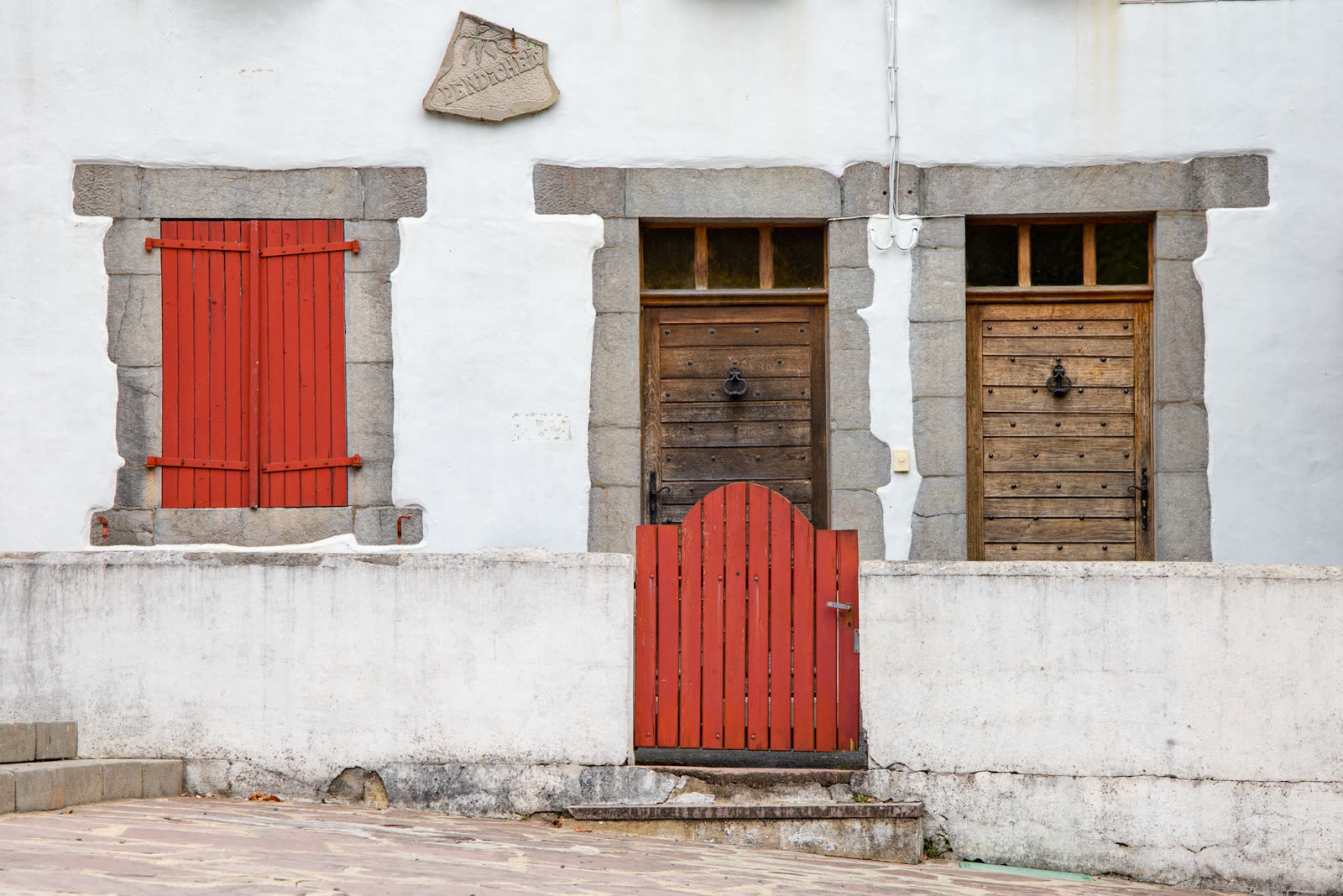 Porte d'une maison basque à Espelette