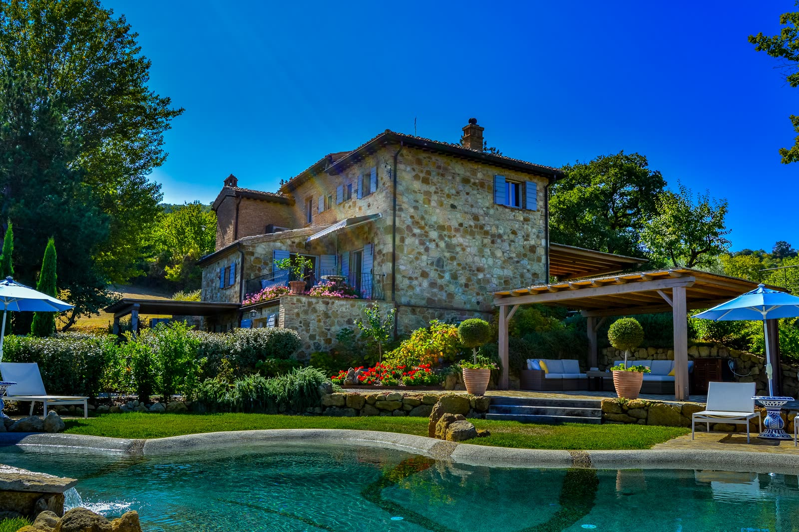 Villa en pierre avec piscine